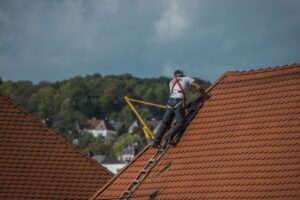 Lire la suite à propos de l’article Rénovation de toiture : Guide complet pour un projet réussi